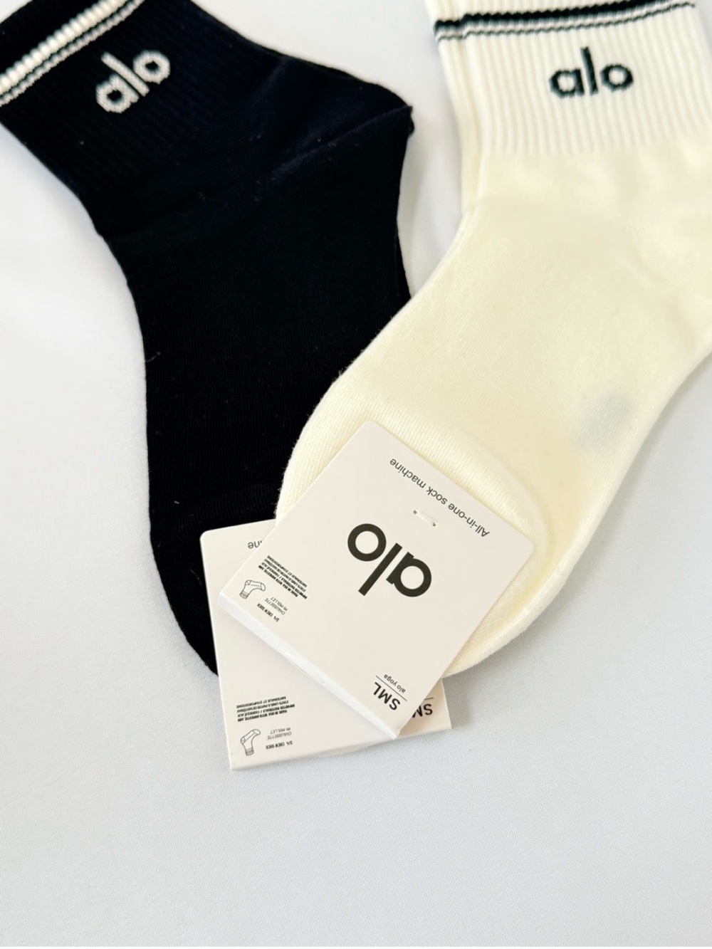 ALO Yoga Throwback Crew Socks - 4 Pack Black & White | 6-10 - Picture 4 of 6